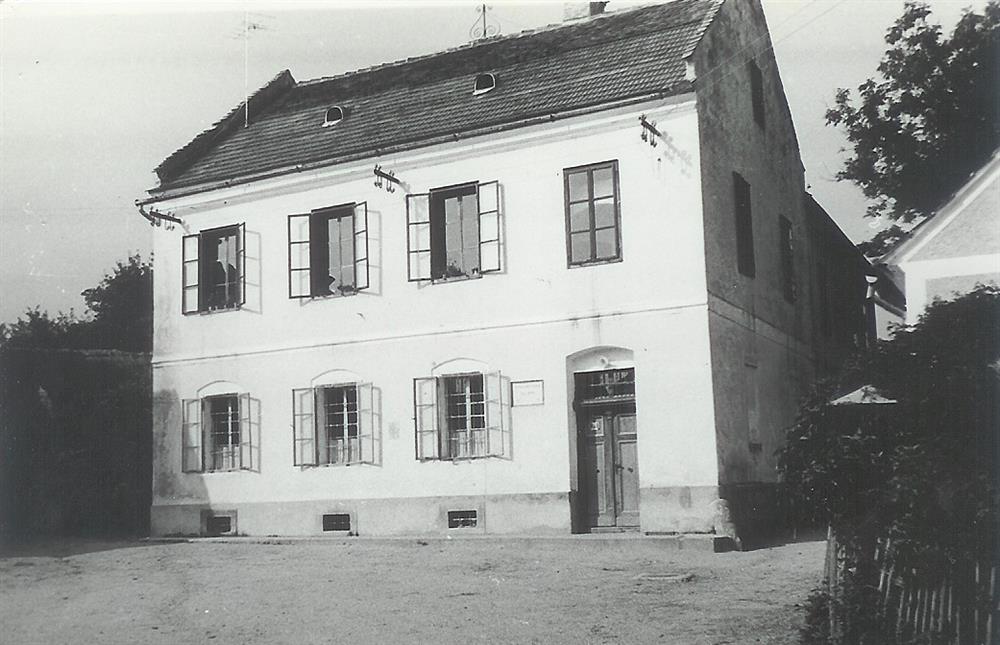 Slika 1: &amp;Scaron;ola, zgrajena leta 1864.